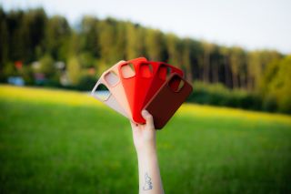 🌞 Přineste trochu letního šarmu do svého života s našimi kryty na iPhone! 📱✨ V kombinaci s nádhernou letní krajinou jsou...